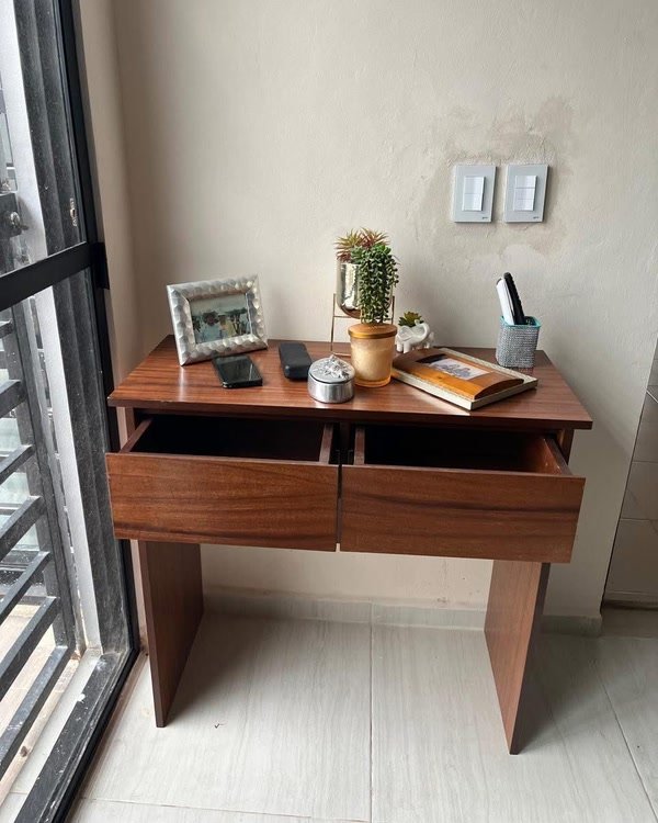 Escritorio de 2 cajones junto a una ventana